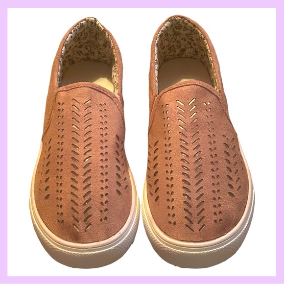 🆕PINK SLIP-ON SHOES WITH A WHITE SOLE! SIZE=8.5 US - Picture 2 of 16
